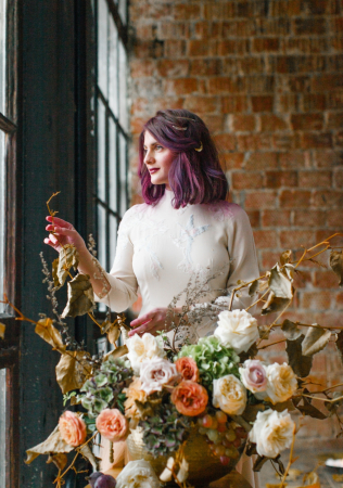 невеста с фиолетовыми волосами, организатор СЧАСТЬЕ