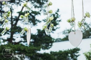 Декор свадебного торжества бутылочками