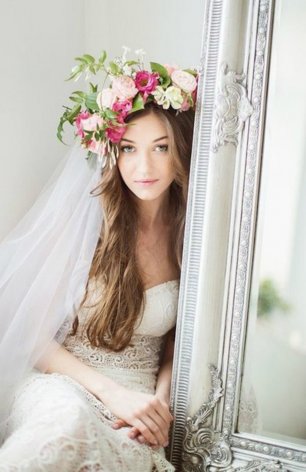 Невеста рядом с зеркалом