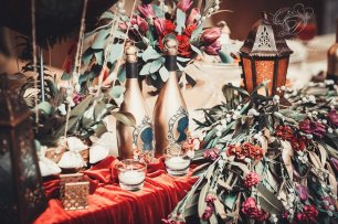 Оригинально украшенные бутылки шампанского