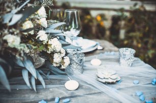 Серебристые детали свадебного стола