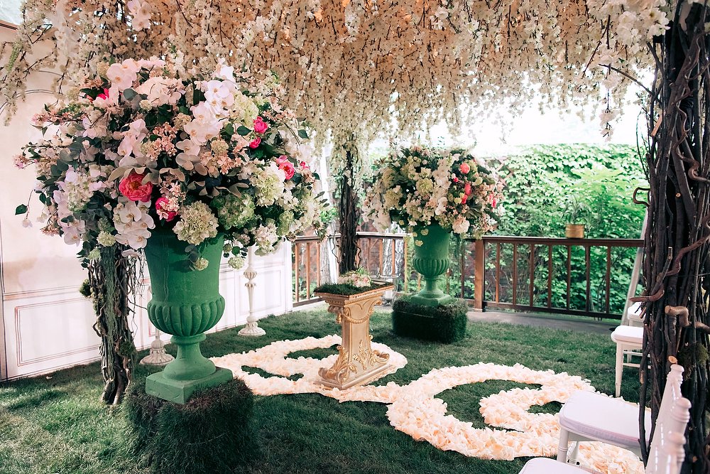 Роскошное цветочное оформление места брачной церемонии