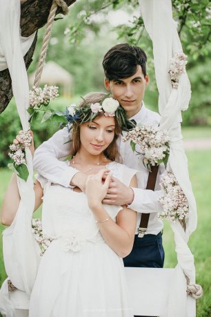 Жених и невеста на качелях