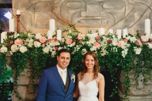 Если есть камин, его непременно надо украсить цветами и свечами! Это придает потрясающую атмосферу, стоит лишь приглушить свет.