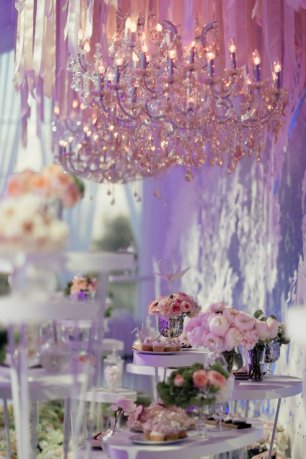 Хрустальная люстра в декоре места торжества