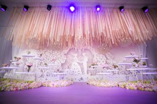 Нежная фотозона на свадьбе