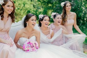 Невеста со своими подружками