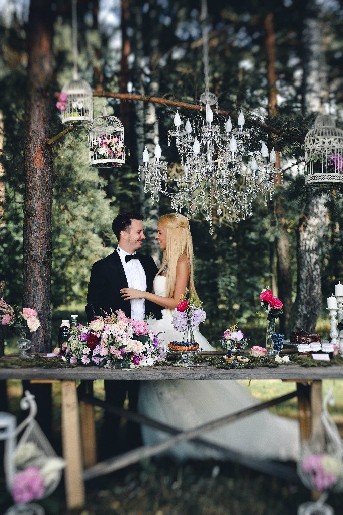Декор места свадебной фотосессии в лесной тематике