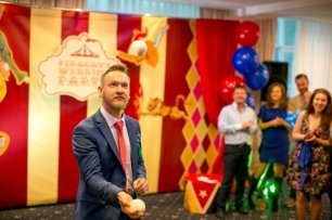 Жених жонглирует шарами на свадьбе