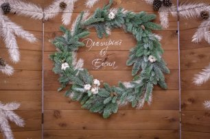 Сосновый венок для украшения фотозоны