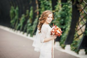 Невеста с осенним букетом в руках