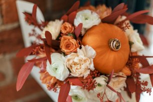 Прекрасный осенний букет с маленькой тыквой