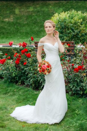 Роскошное драпированное свадебное платье