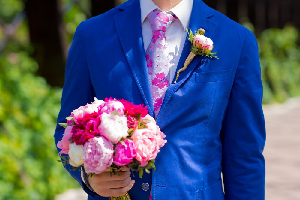 Розовый галстук с синим костюмом