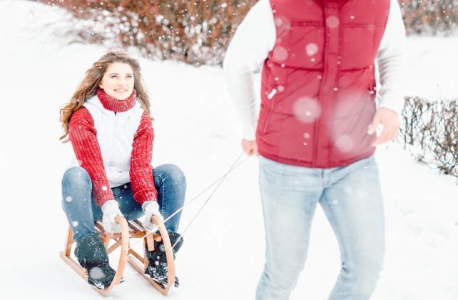 зимняя фотосессия лав стори, катание на санках, организатор KATE & LEO