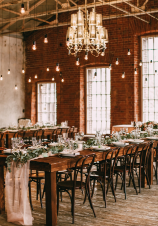 освещение на свадьбе, ретролампочки в декоре ресторана, организатор KATE & LEO