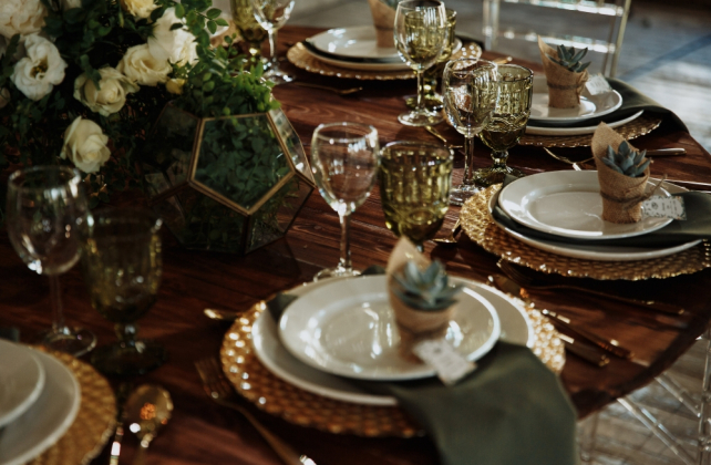 зимняя свадьба в зеленом, белом и медном цвете, организатор KATE & LEO