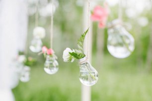 Вазы с цветами из лампочек подвешенные на веревке