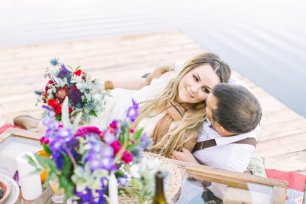 Жених и невеста у пруда