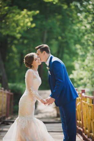 Фотосессия: жених целует невесту