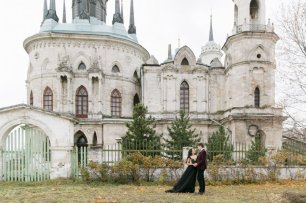 Фотосессия на фоне готической церкви