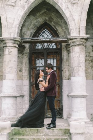 Фотосессия на фоне старого замка