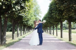 Фотосессия жениха и невесты в парке