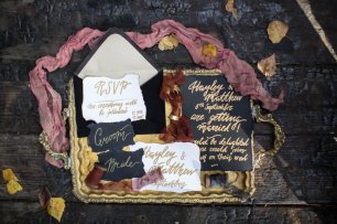 Полиграфия в черно-золотом цвете