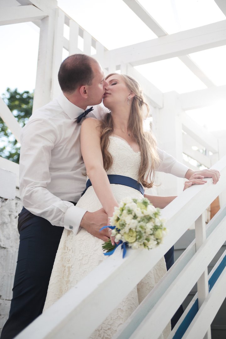 Поцелуй жениха и невесты: фотосессия