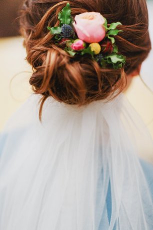 Прическа невесты с живыми цветами