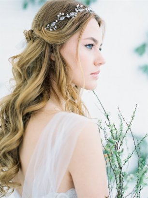 Прическа с нежным венком