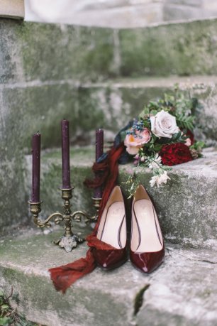 Туфли и букет невесты в цвете Марсала