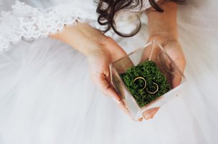 Подушечка для колец в стеклянной шкатулке