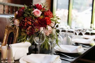 Ваза с цветами на гостевом столе