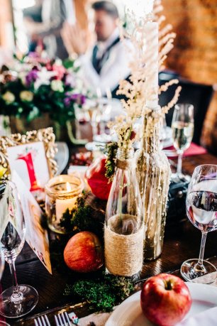 Бутылки в декоре свадебного стола