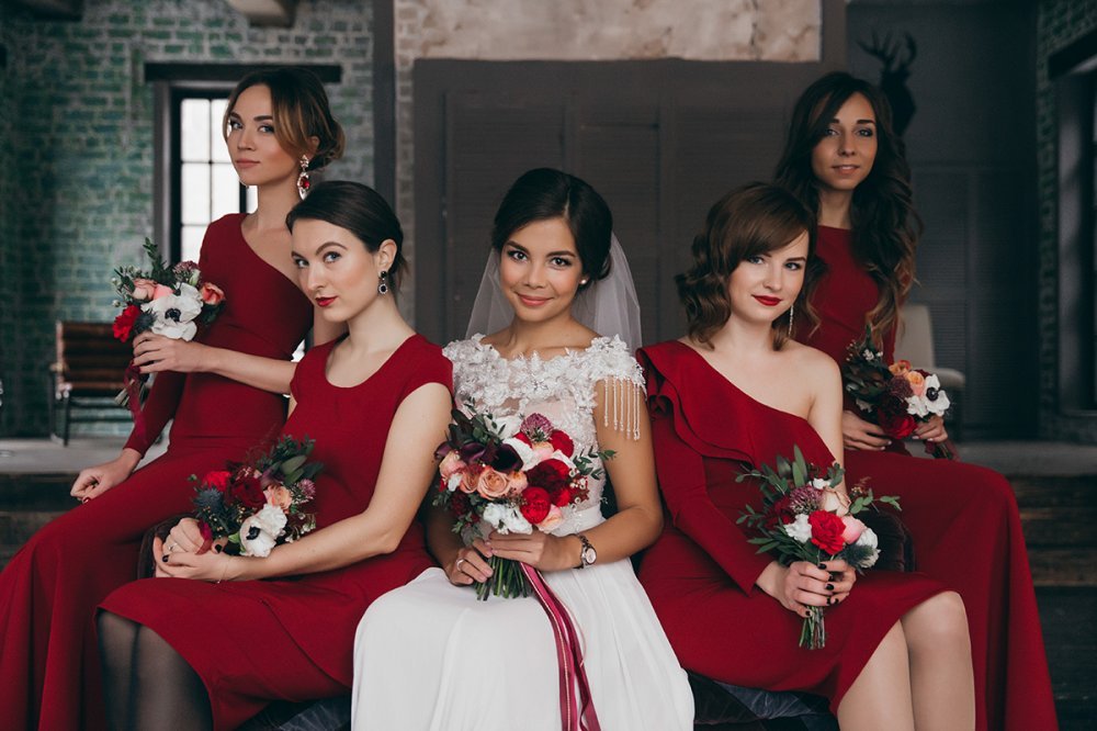 Фотосессия с подружками невесты в платьях винного цвета