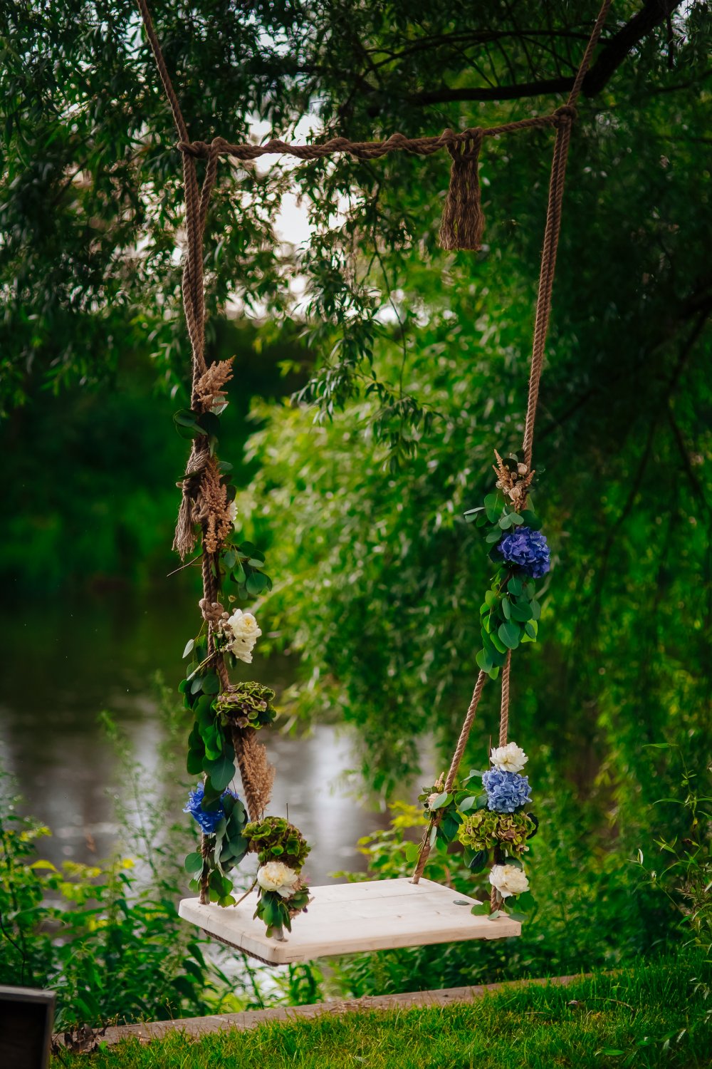 Качели у реки, увитые цветами - самое уютное место для фотосессии