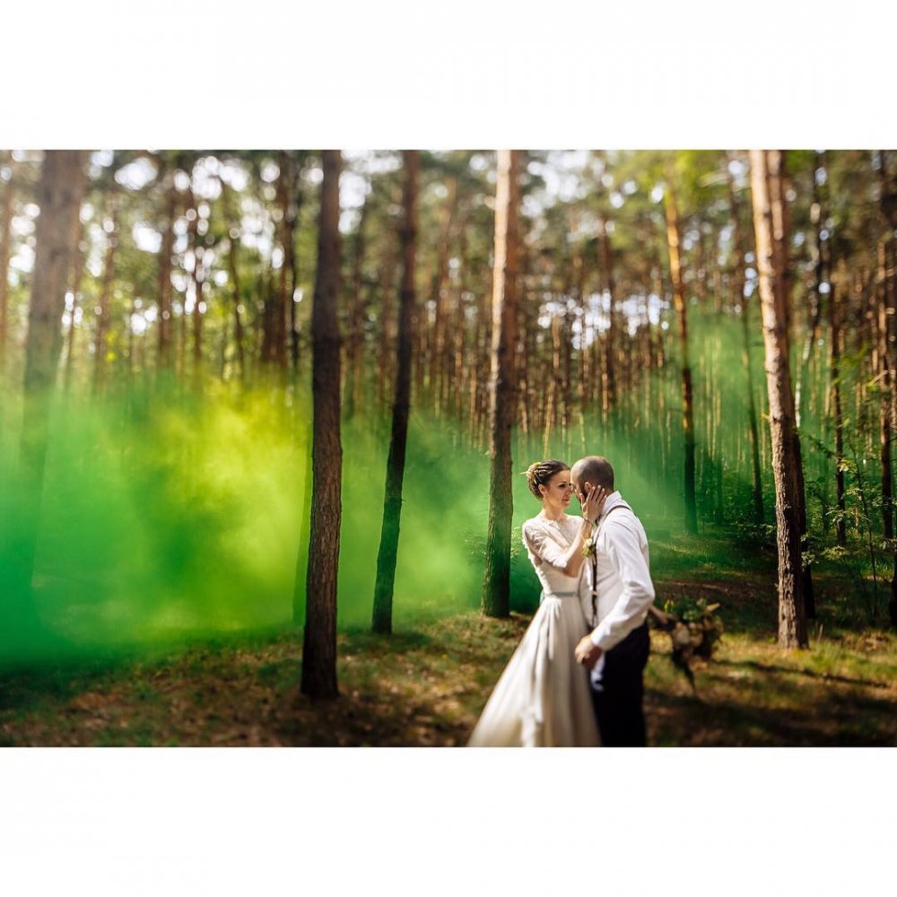 Магическая лесная свадьба в стиле "бохо". Цветной дым создаст атмосферу волшебства и таинственности.