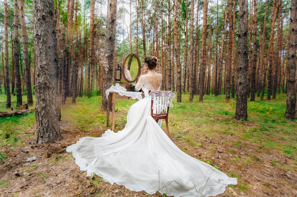 Романтичное утро невесты в звенящем сосновом лесу. Антикварный столик, ловцы снов и пение птиц - лучшее визуальное и звуковое сопровождение фотосессии сборов невесты
