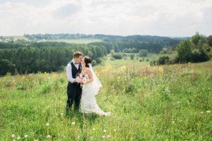 Свадьба в стиле "прованс". Фото среди зеленых альпийских лугов.