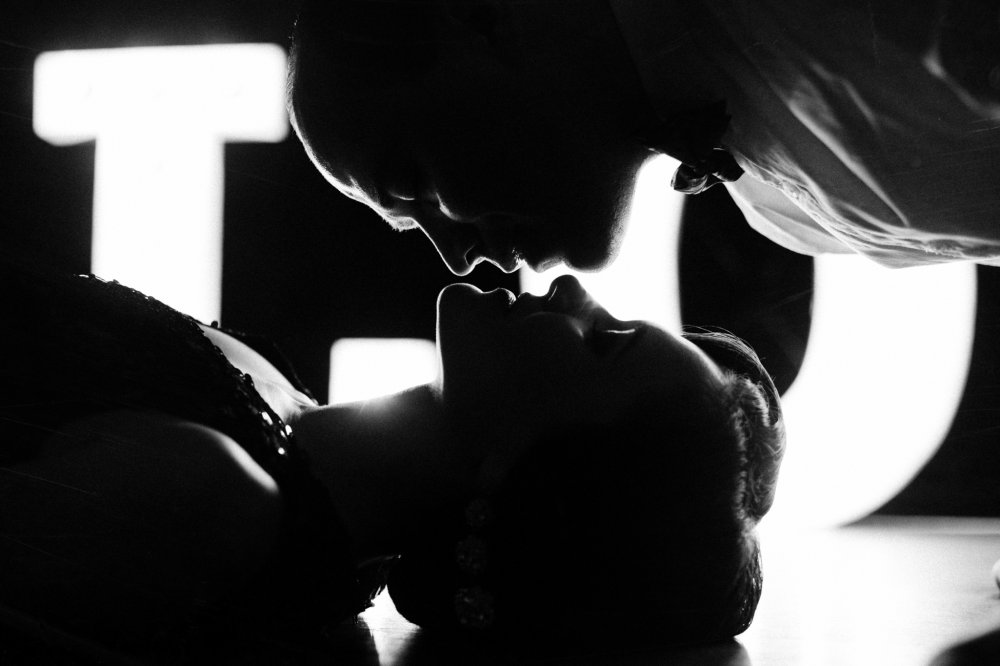 Черно-белые силуэты влюбленных пар во время поцелуя