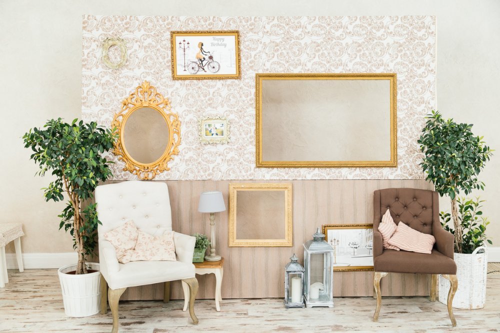 Удивительном месте на берегу Онежского озера. 
Особенная атмосфера, сказочный декор торжества, профессиональная команда, все эти составляющие сделали праздник неповторимым и элегантным. Фотограф: Алексей Гайдин