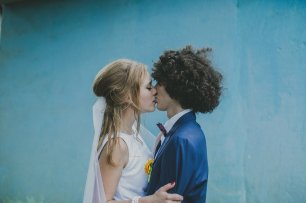 Свадебное фото на голубом фоне