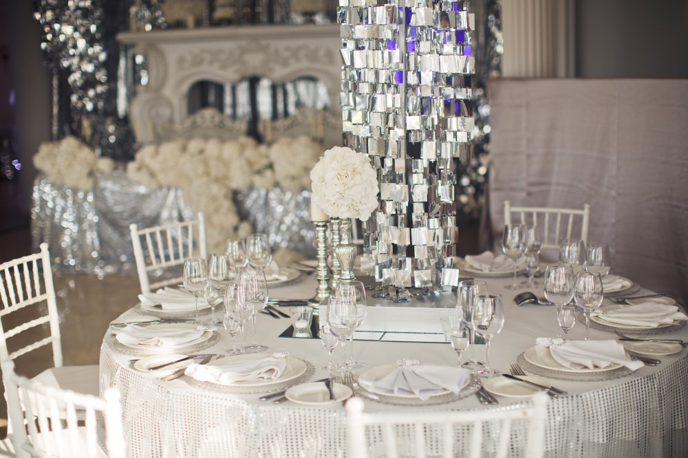 В качестве банкетного пространства был выбран светлый зал с большими окнами и потрясающим видом на воду.