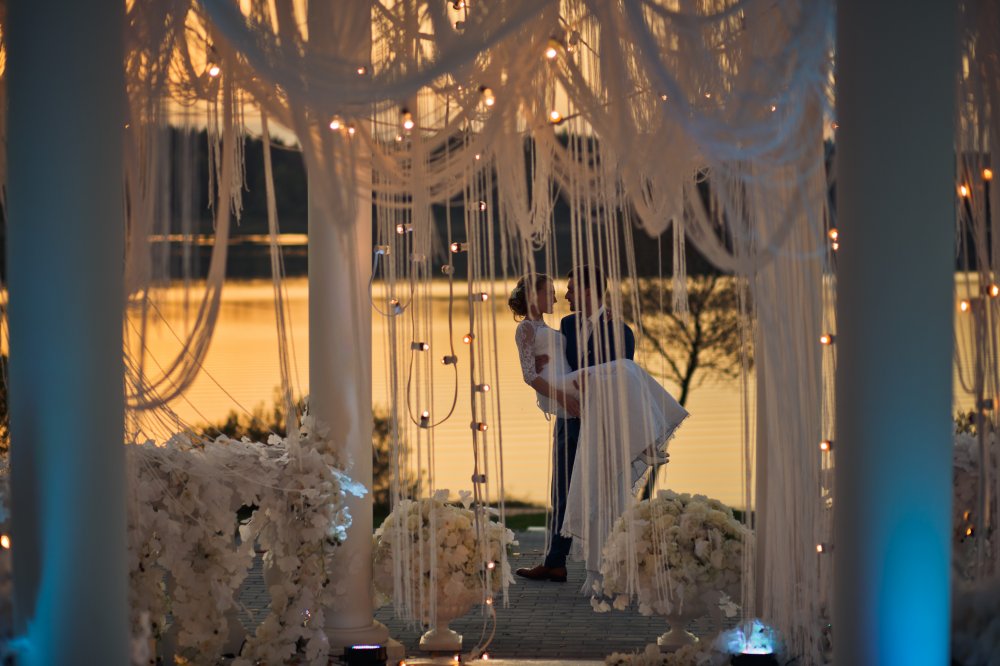 Свадебная церемония в лунном свете и трепетном мерцании огней.