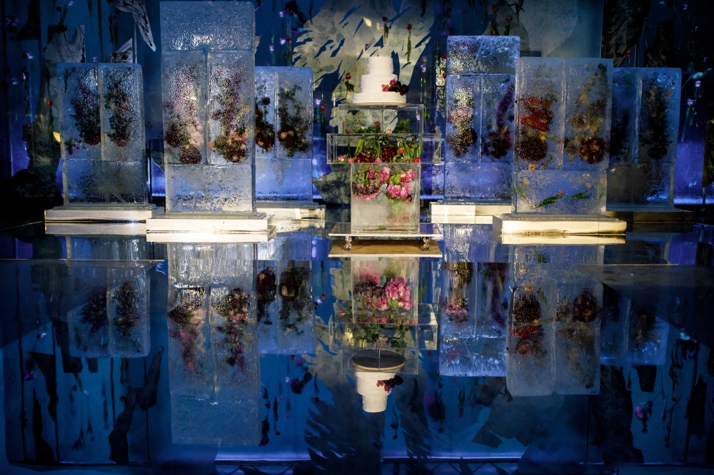 Подача свадебного торта на свадьбе Ледяная сказка