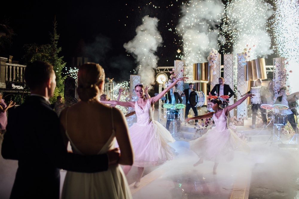 Танец нежных балерин в сопровождении ритмов брутальных барабанщиков.