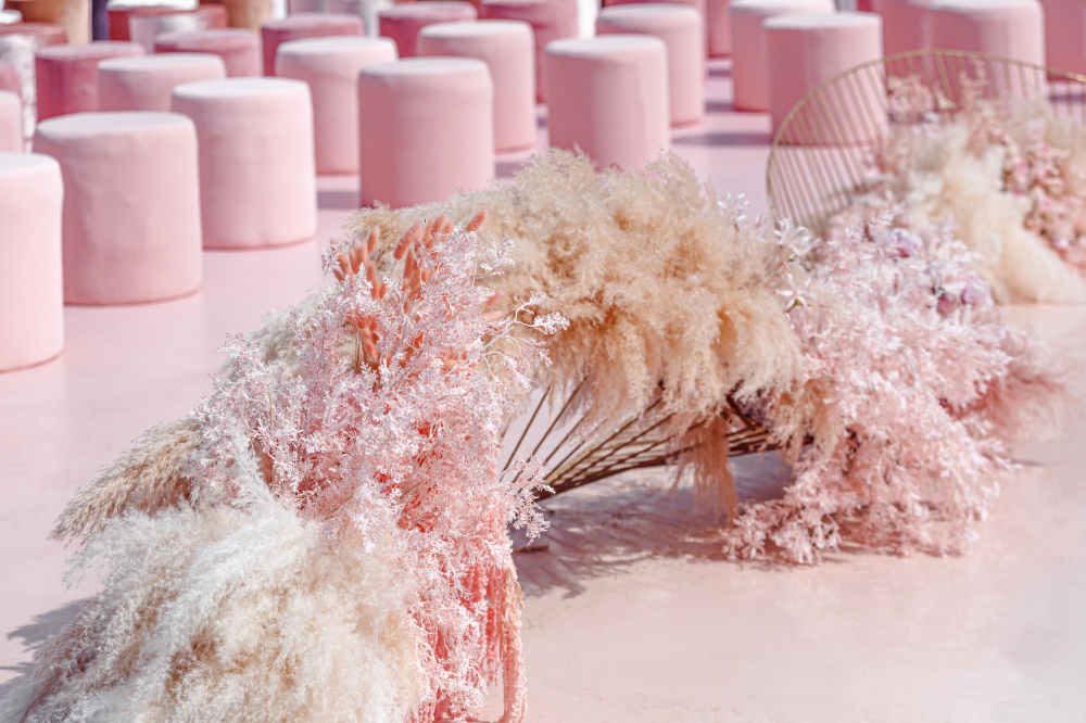 Пуфы вместо стульев на церемонии