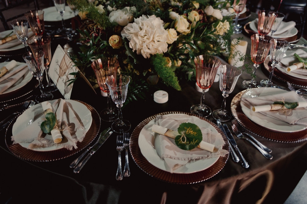 Сервировка и оформление гостевых столов в стилистике Midsummer night`s dream