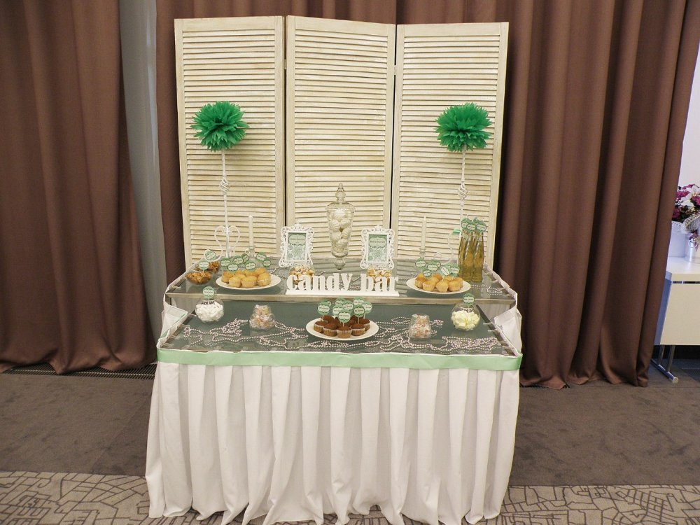 Сладкий стол с ширмой на лаймовой свадьбе